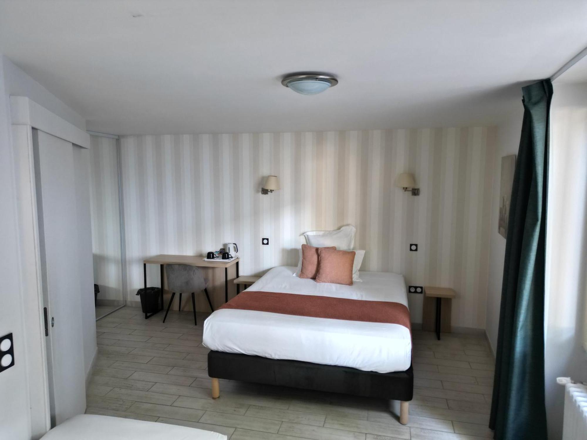 Contact Hotel Les Platanes Villeneuve Sur Lot Centre Esterno foto