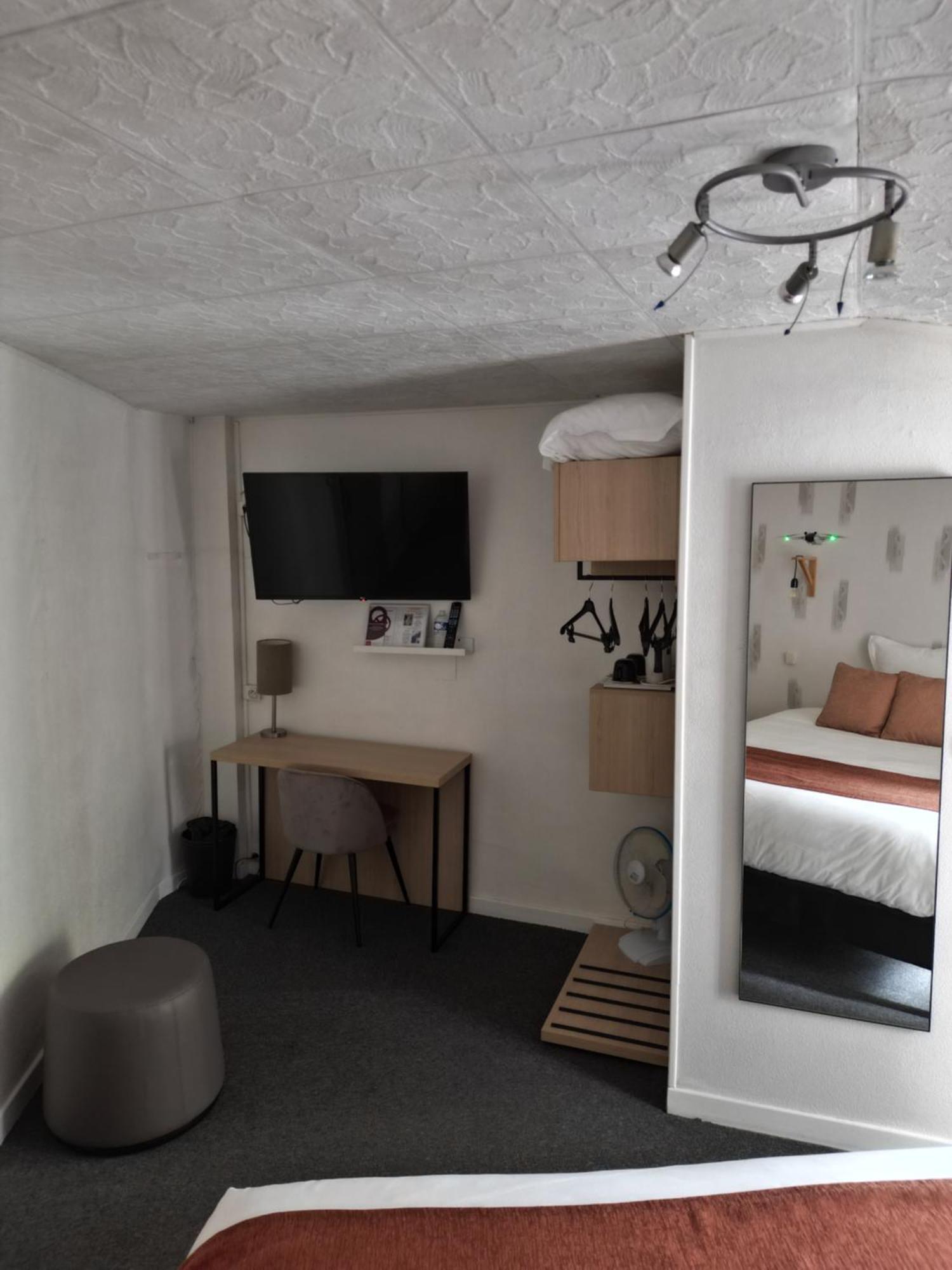 Contact Hotel Les Platanes Villeneuve Sur Lot Centre Esterno foto