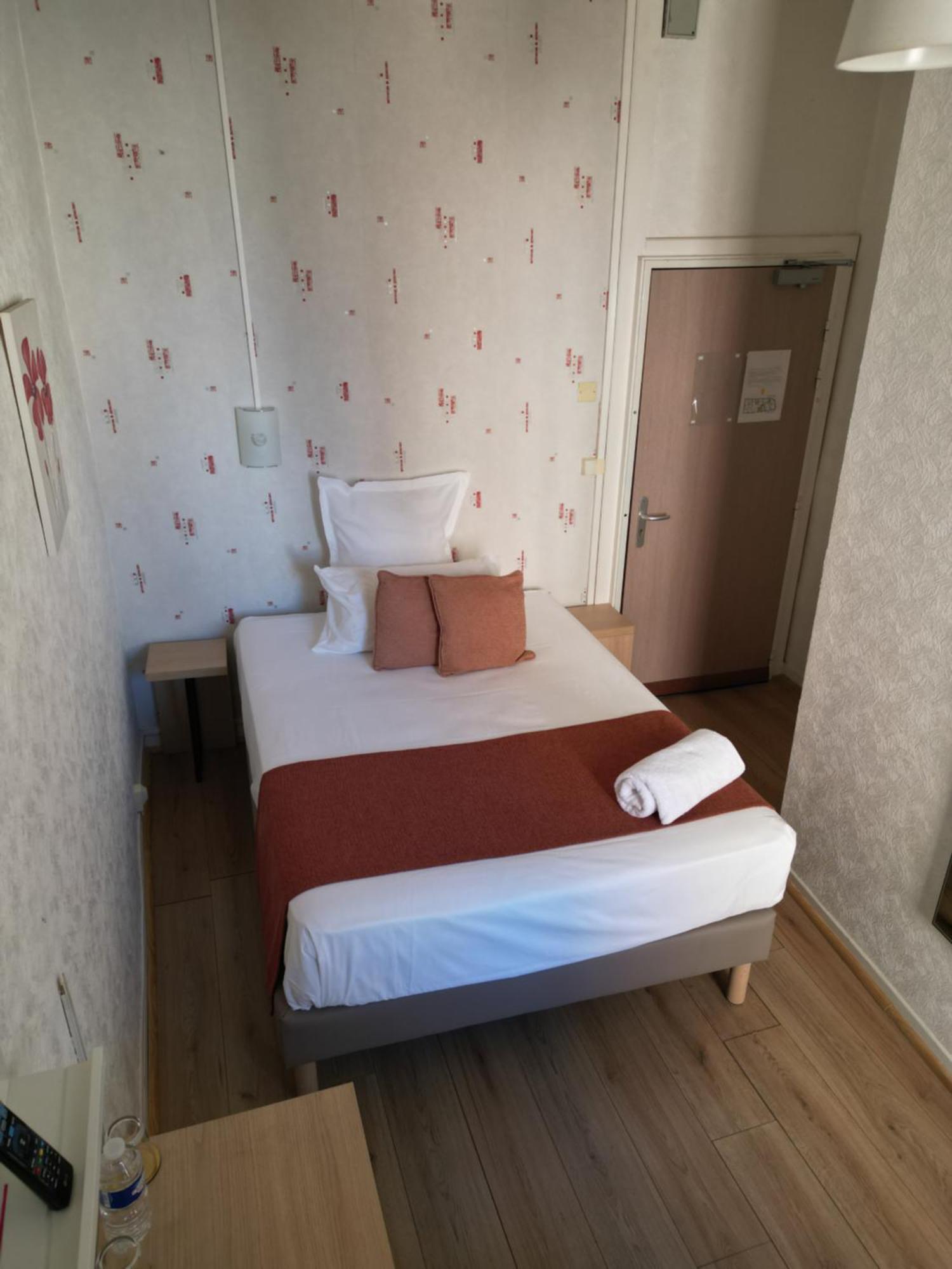 Contact Hotel Les Platanes Villeneuve Sur Lot Centre Esterno foto