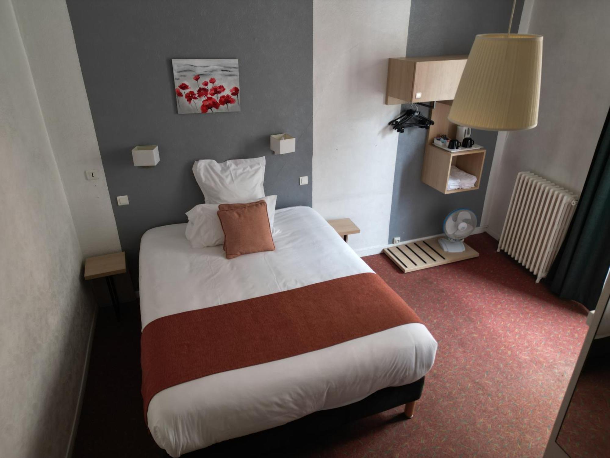 Contact Hotel Les Platanes Villeneuve Sur Lot Centre Esterno foto