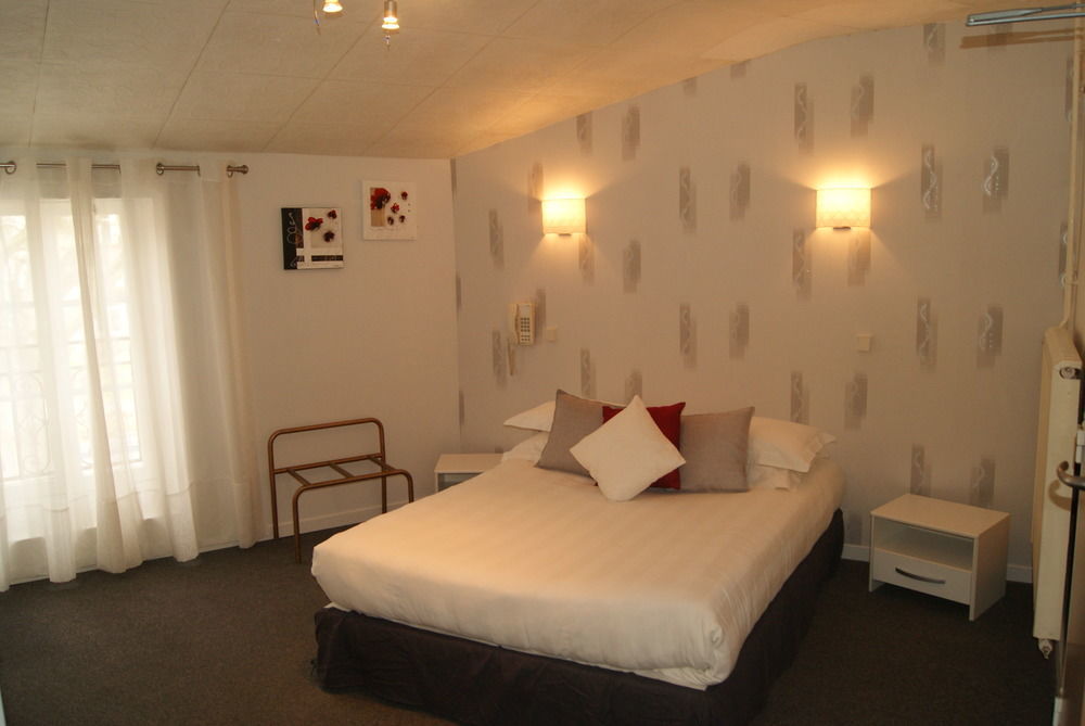Contact Hotel Les Platanes Villeneuve Sur Lot Centre Esterno foto
